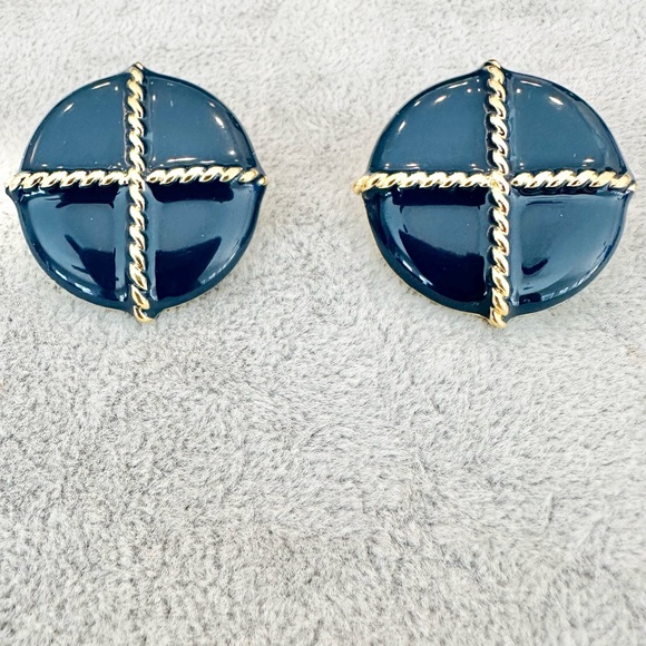 Vintage Signed Napier Navy Enamel Round Earrings With Gold Rope Design - Picture 2 of 6